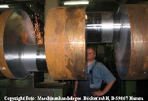 Gro�kurbelwellen: Vordrehen einer Gro�kurbelwelle. Anschlie�ende Fertigungsg�nge der Kurbelwelle sind: Drehen, Schleifen und Radien polieren. Einbaum�glichkeiten f�r Gro�kurbelwellen bestehen in Gro�-Pumpen, Gro�-Pressen  oder als Schiffs-Kurbelwellen. Die Firma Fritz B�cker Maschinenbau fertigt Gro�kurbelwellen im b2b-Bereich - Gro�kurbelwelle b2b Gro�kurbelwellen drehen  Gro�kurbelwelle drehen b2b. Gro�e Kurbelwellen fertigen wir als Lohnfertiger gemeinsam mit Firma MHG B�cker, Hamm.